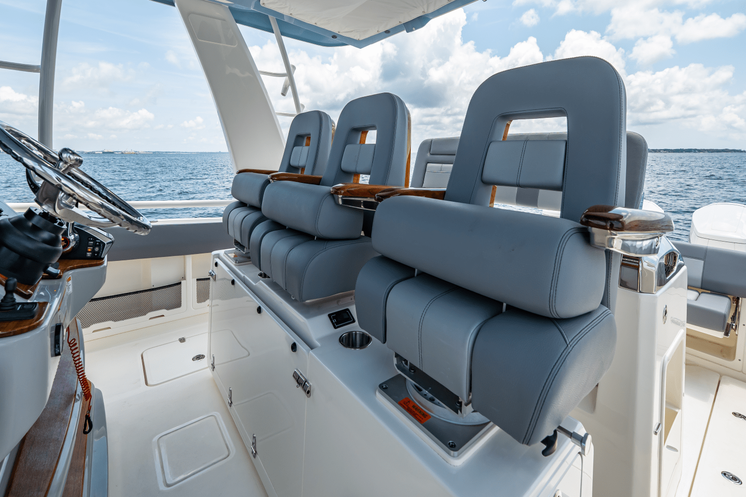 Slide: The Image of Boston Whaler 420 Outrage 2025 - 43