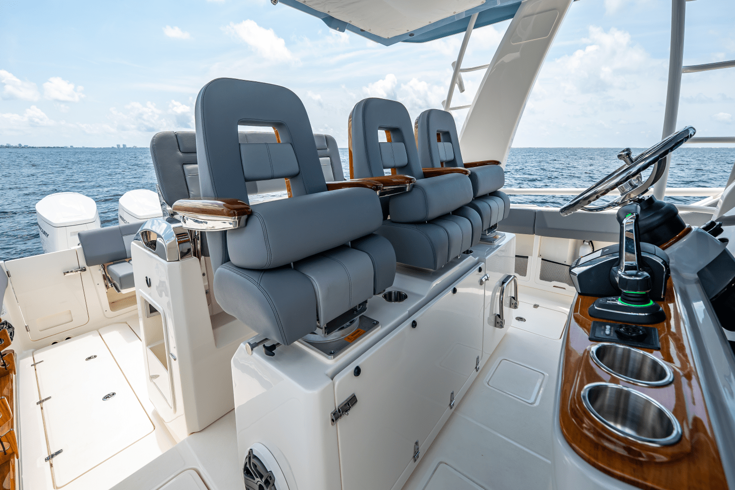 Slide: The Image of Boston Whaler 420 Outrage 2025 - 44