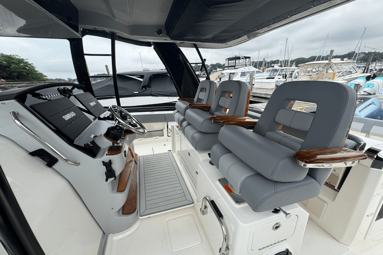 Slide: The Image of Boston Whaler 420 Outrage 2025 - 44