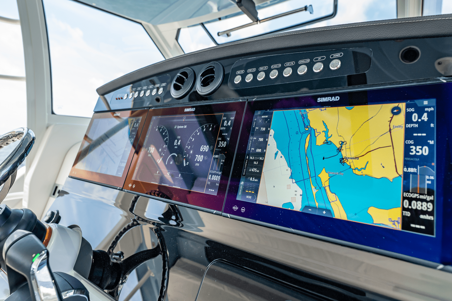 Slide: The Image of Boston Whaler 420 Outrage 2025 - 46