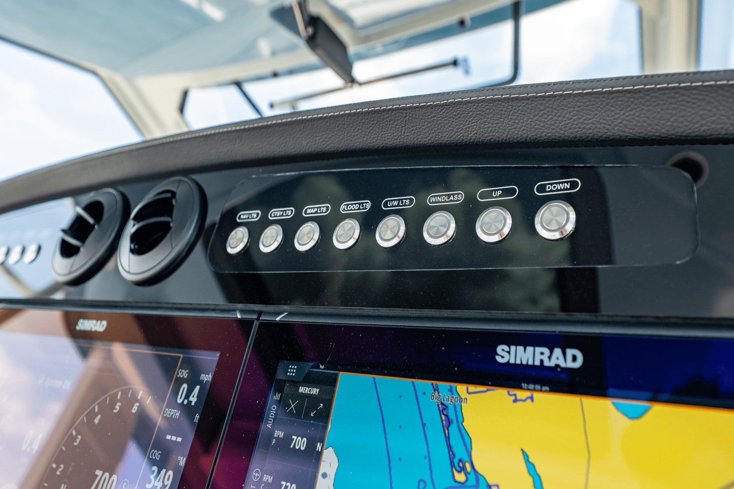 Slide: The Image of Boston Whaler 420 Outrage 2025 - 47