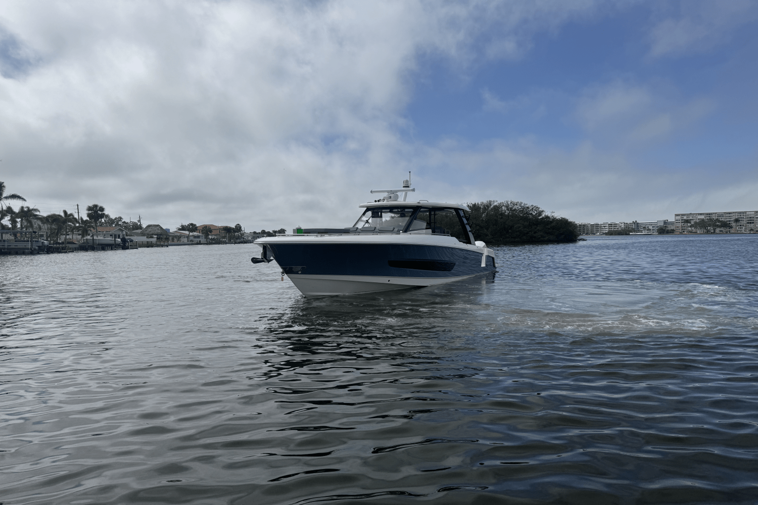 Slide: The Image of Boston Whaler 420 Outrage 2025 - 5