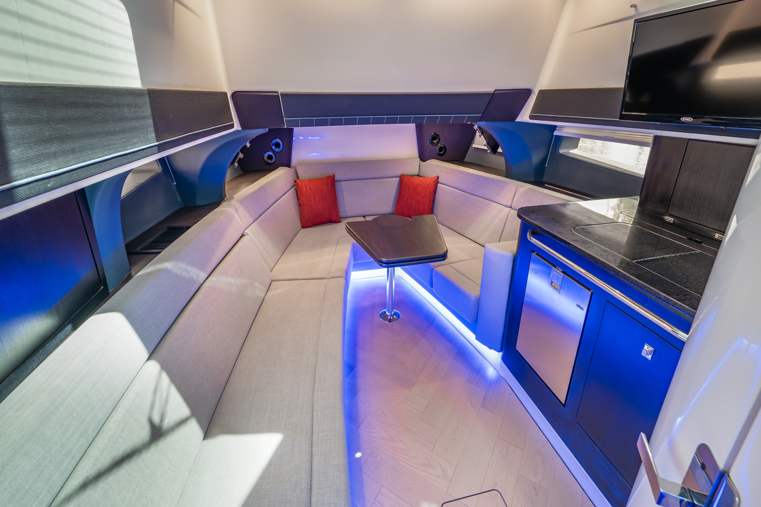 Slide: The Image of Boston Whaler 420 Outrage 2025 - 57