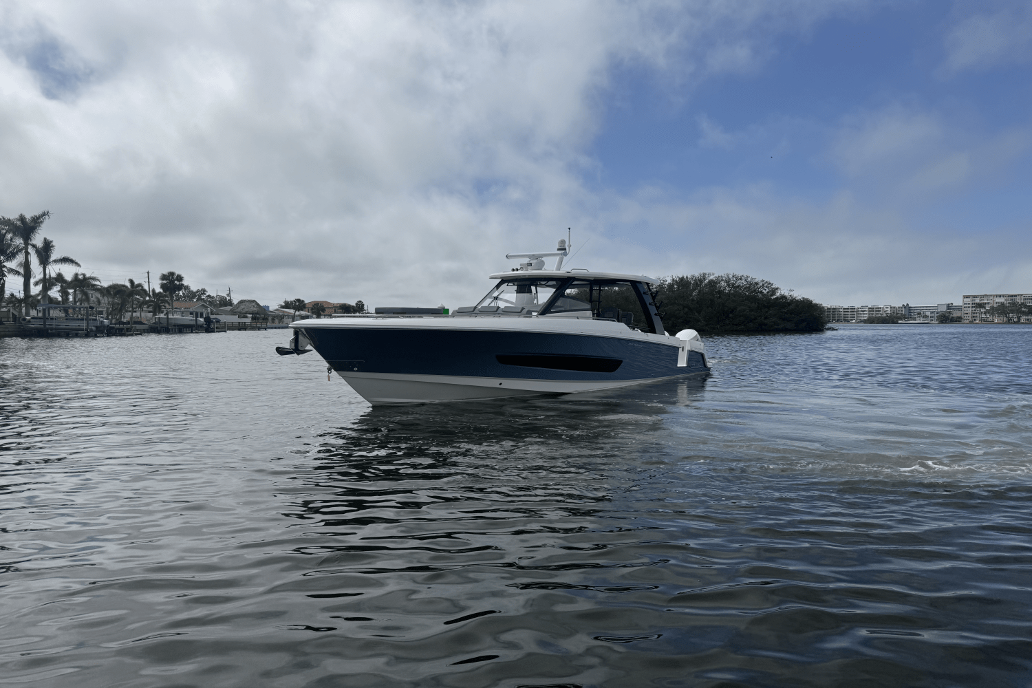 Slide: The Image of Boston Whaler 420 Outrage 2025 - 6