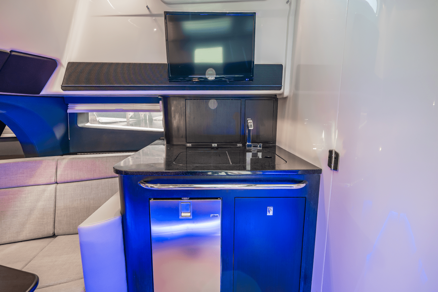 Slide: The Image of Boston Whaler 420 Outrage 2025 - 60