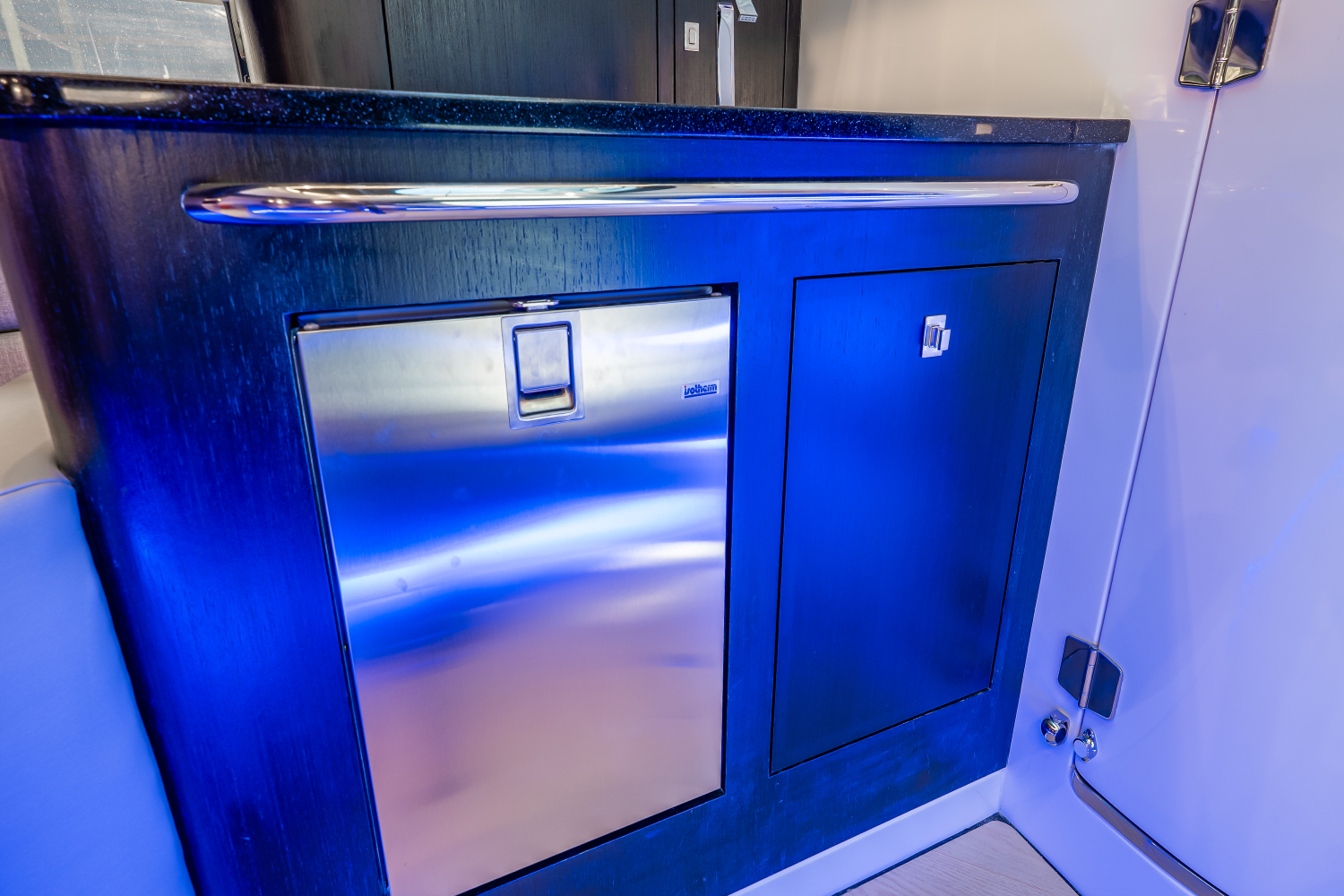 Slide: The Image of Boston Whaler 420 Outrage 2025 - 61