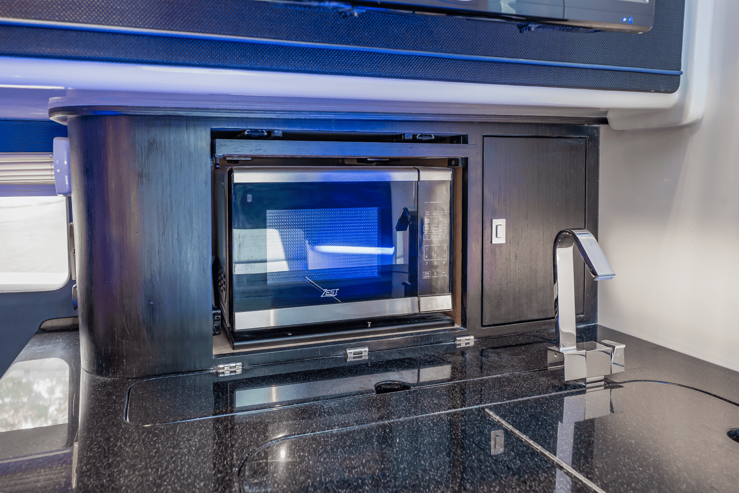 Slide: The Image of Boston Whaler 420 Outrage 2025 - 63