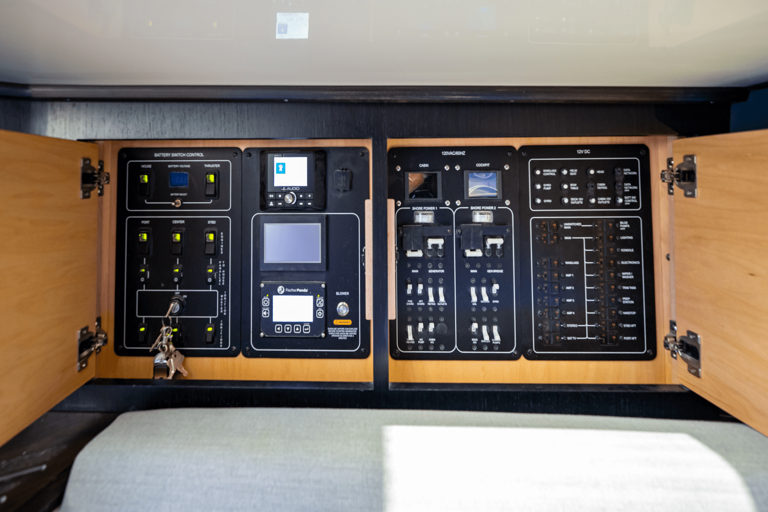 Slide: The Image of Boston Whaler 420 Outrage 2025 - 66