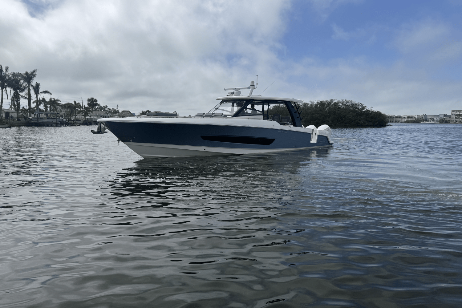 Slide: The Image of Boston Whaler 420 Outrage 2025 - 7