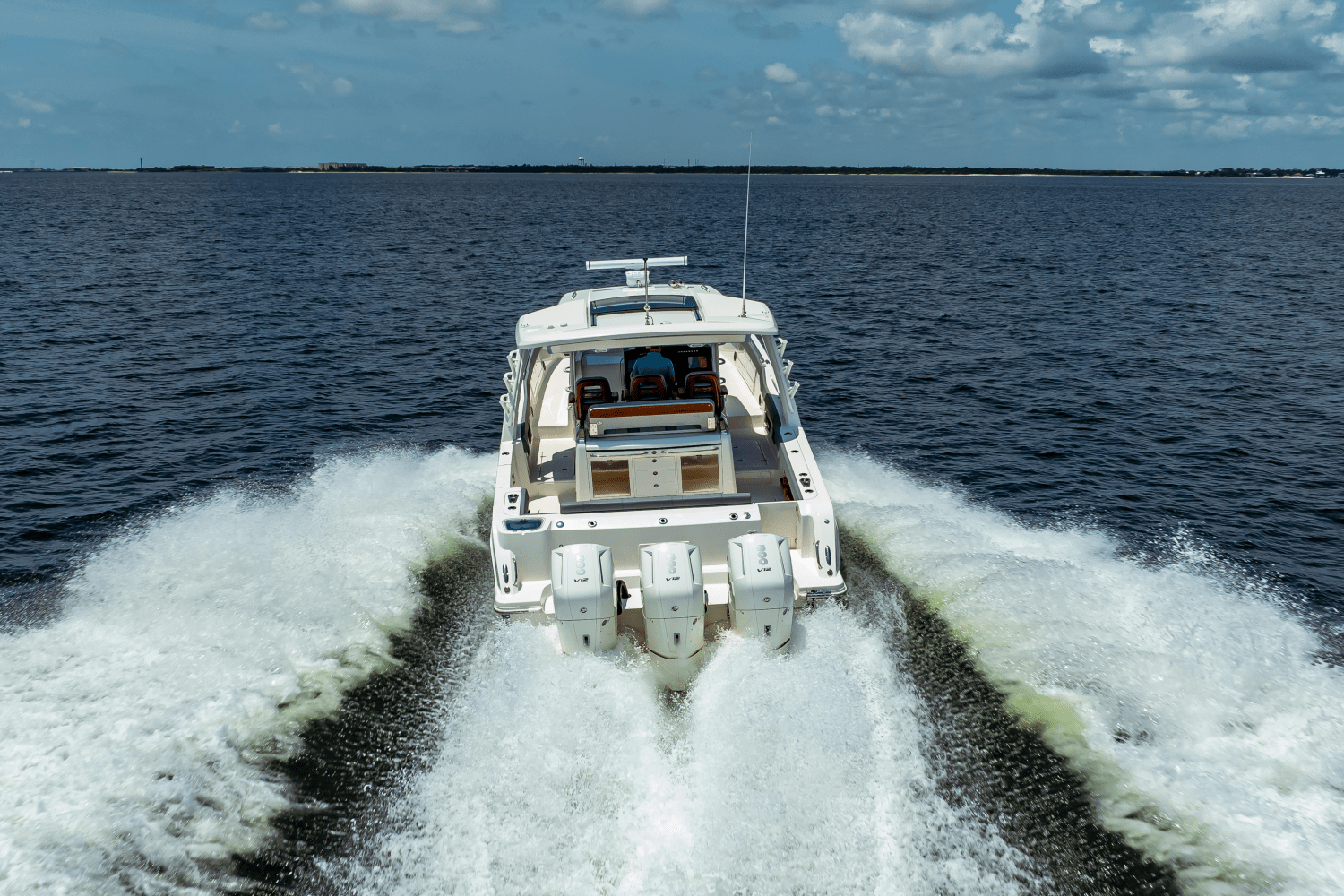 Slide: The Image of Boston Whaler 420 Outrage 2025 - 8