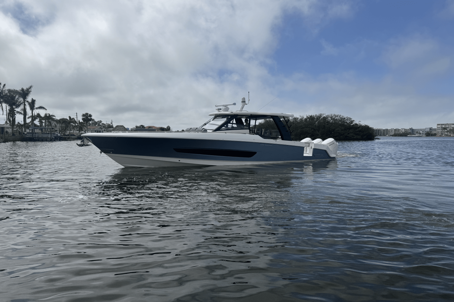 Slide: The Image of Boston Whaler 420 Outrage 2025 - 8