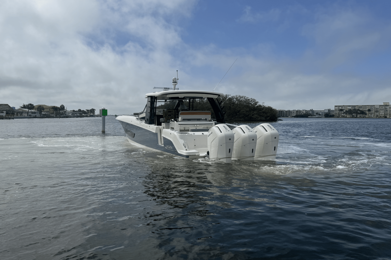 Slide: The Image of Boston Whaler 420 Outrage 2025 - 9