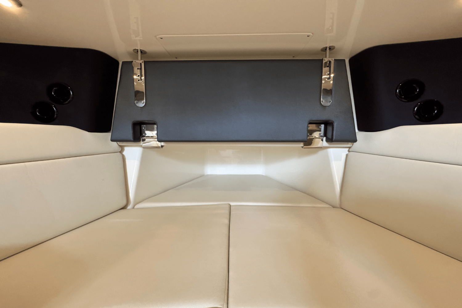 Slide: The Image of Boston Whaler 420 Outrage 2025 - 91