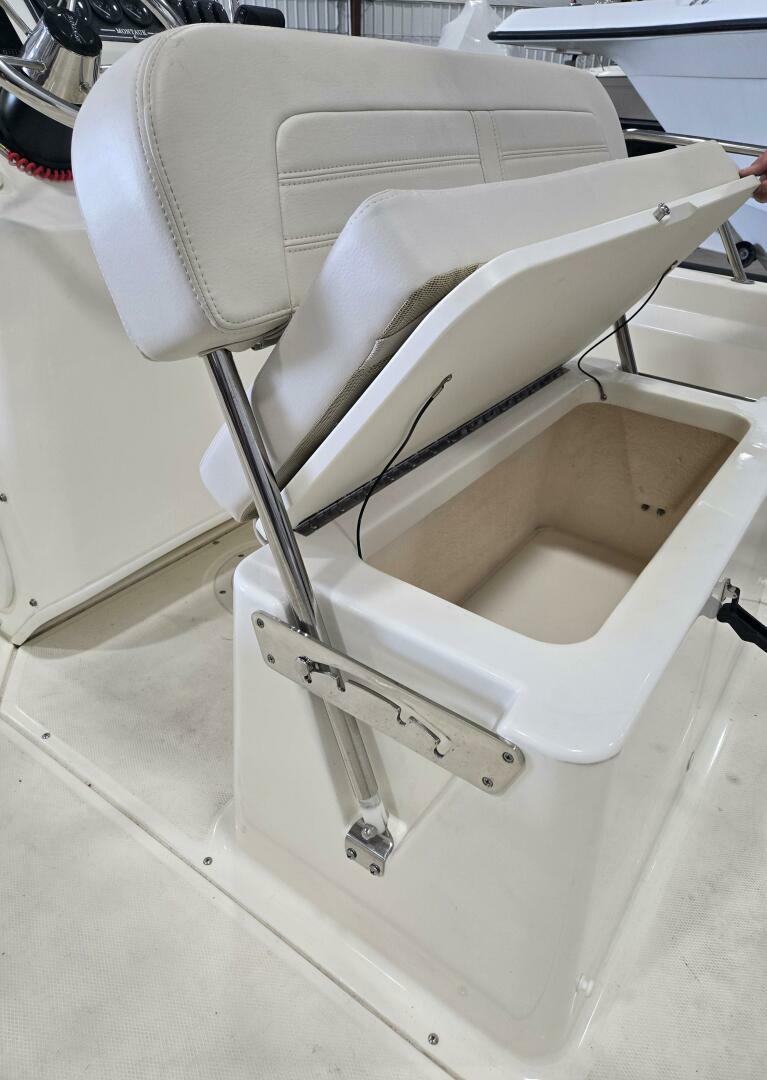 Slide: The Image of Boston Whaler Montauk 2018 - 4525391