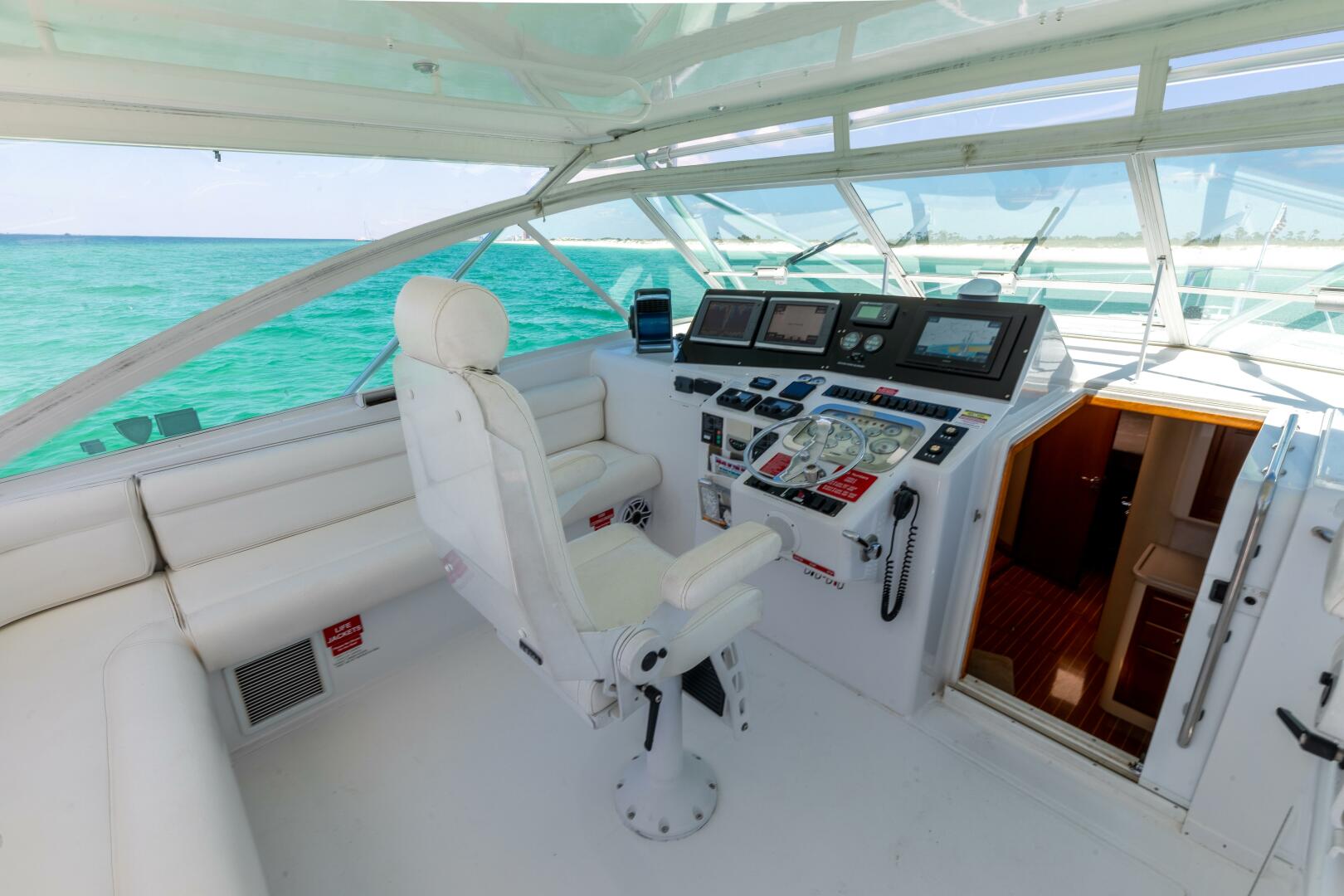 Slide: The Image of 2000 Cabo 45 Express TAIL WALKER-Helm 2 - 4350896