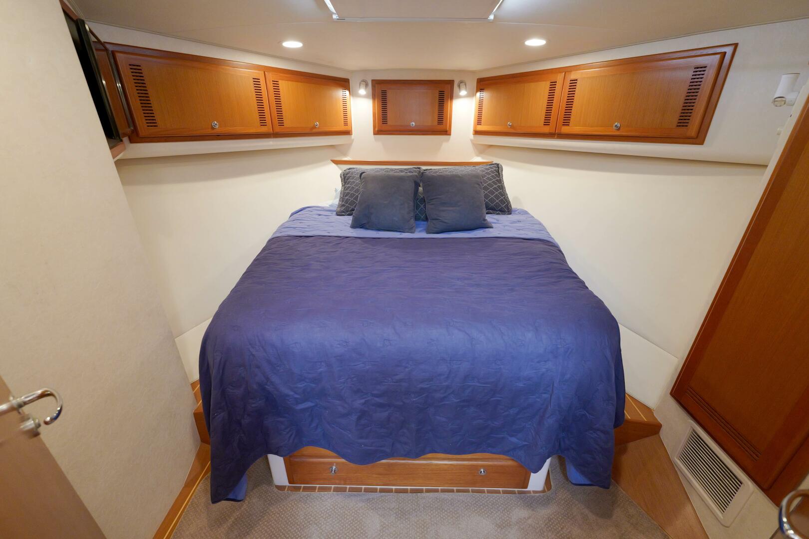 Slide: The Image of 2005 Cabo 45 Express Stovepipe - 5191955