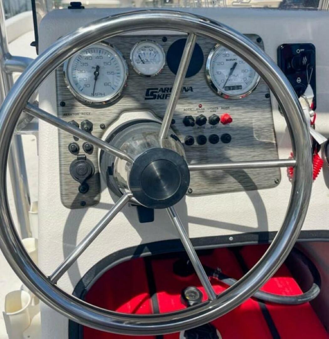 Slide: The Image of Carolina Skiff E24 DLX CC 2024 - 4658318