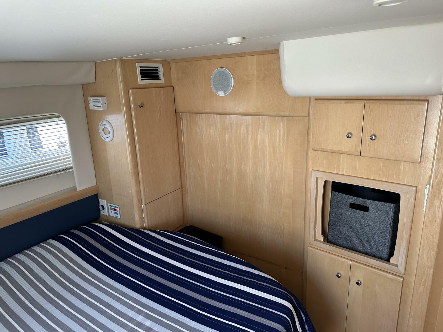 Slide: The Image of Carver 400 Cockpit Motor Yacht 1998 - 4901214
