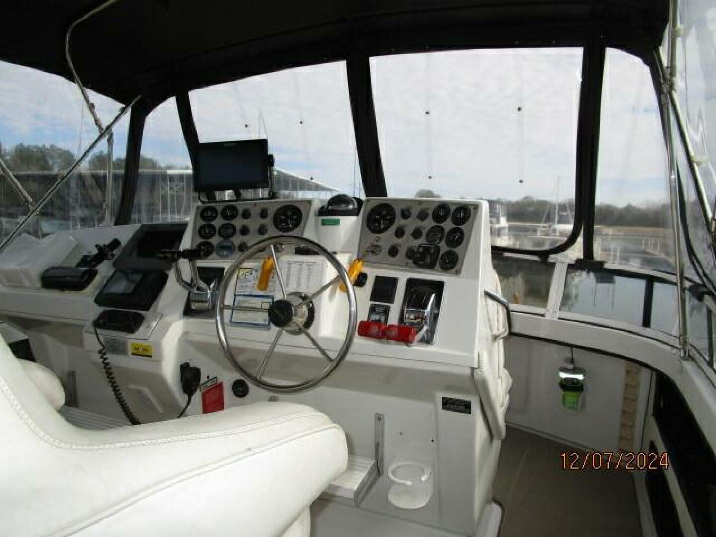 Slide: The Image of 40' Carver flybridge helm1 - 4876697