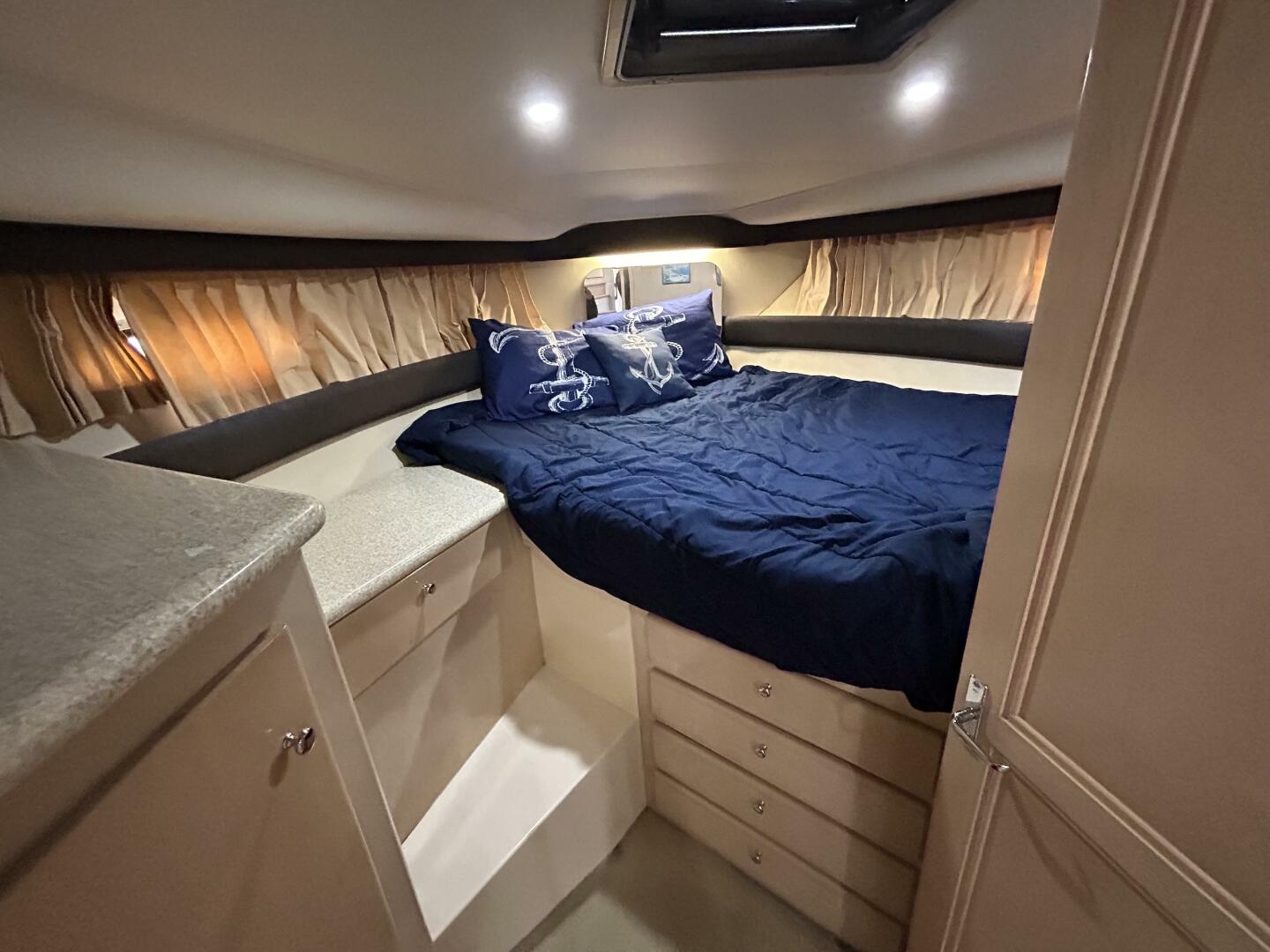 Slide: The Image of 40' Carver guest stateroom - 4876713