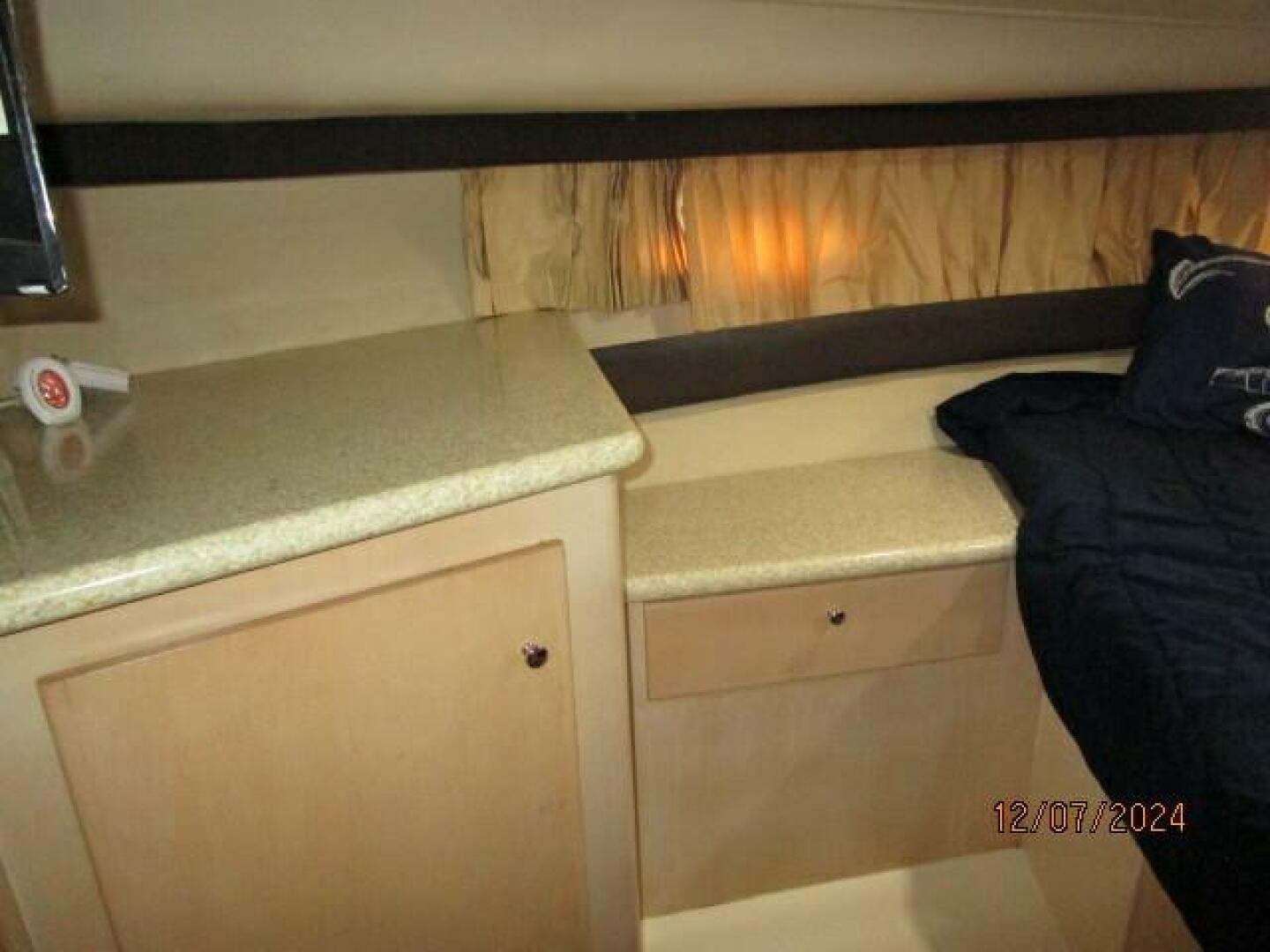 Slide: The Image of 40' Carver guest stateroom port - 4876714