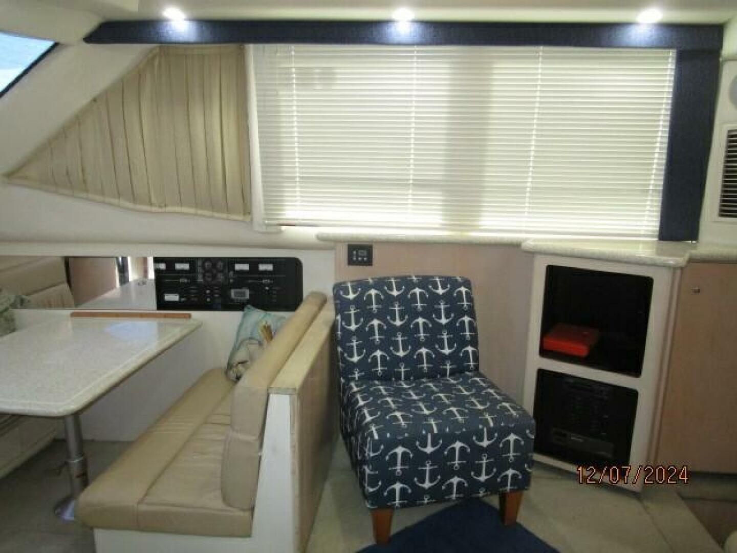 Slide: The Image of 40' Carver salon starboard - 4876733