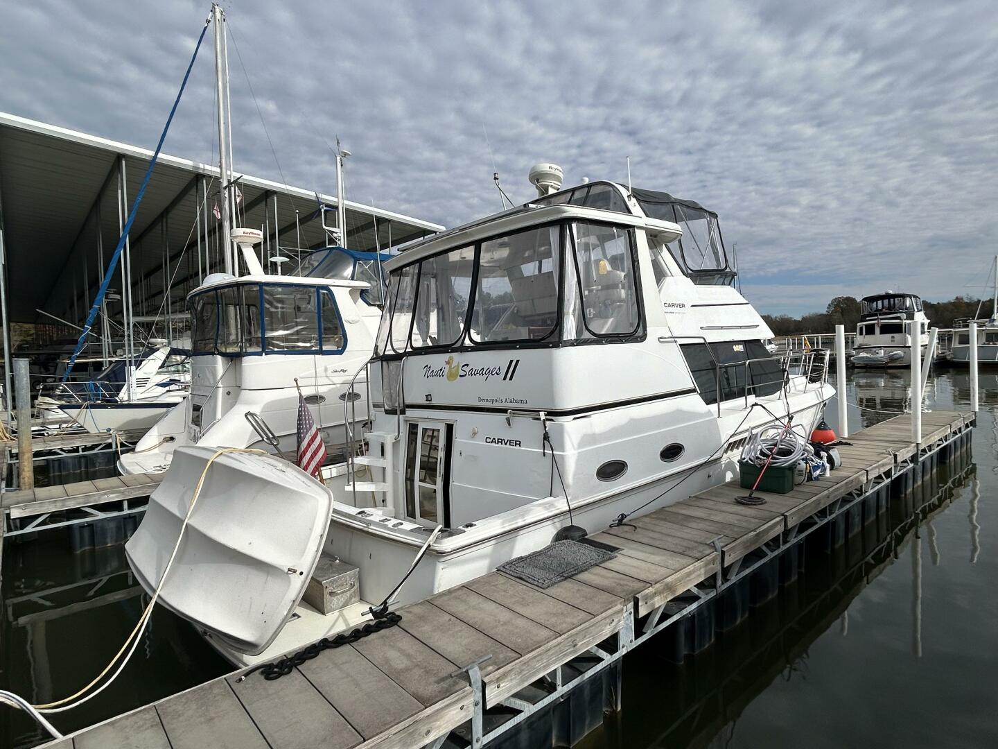 Slide: The Image of 40' Carver starboard aft profile - 4876736