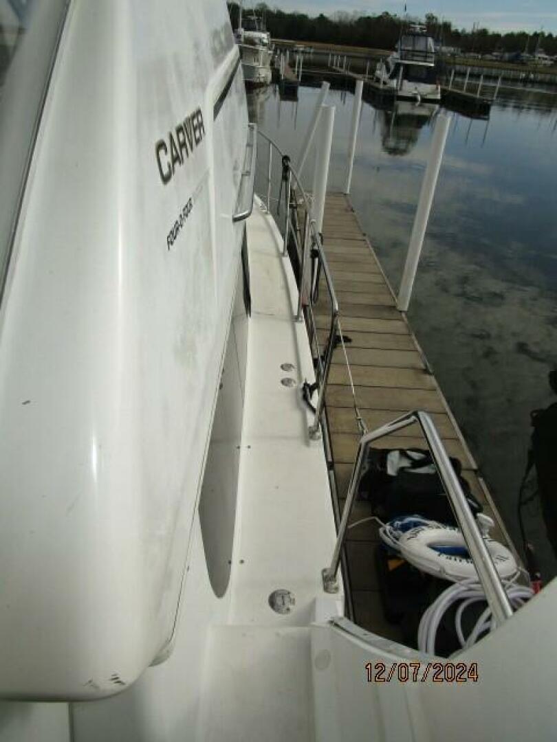 Slide: The Image of 40' Carver starboard side deck2 - 4876738