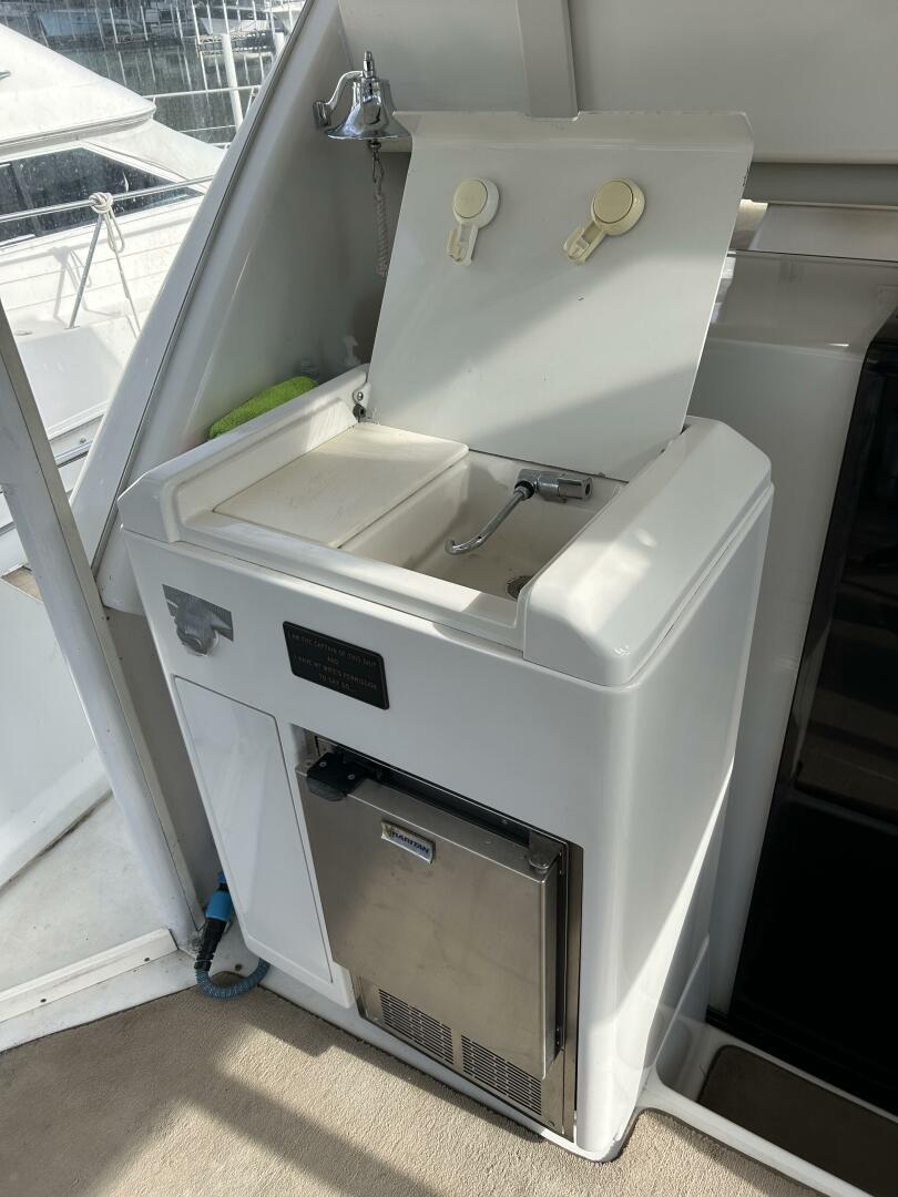 Slide: The Image of 40' Carver sundeck wetbar2 - 4876743
