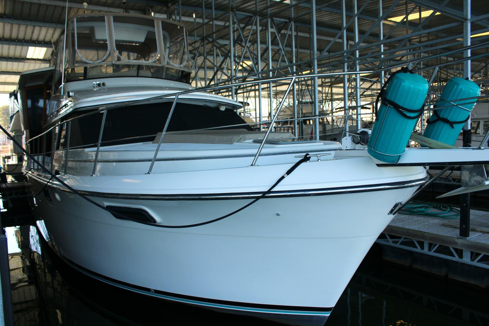 Slide: The Image of Carver 4207 - Starboard Bow View - 5074075