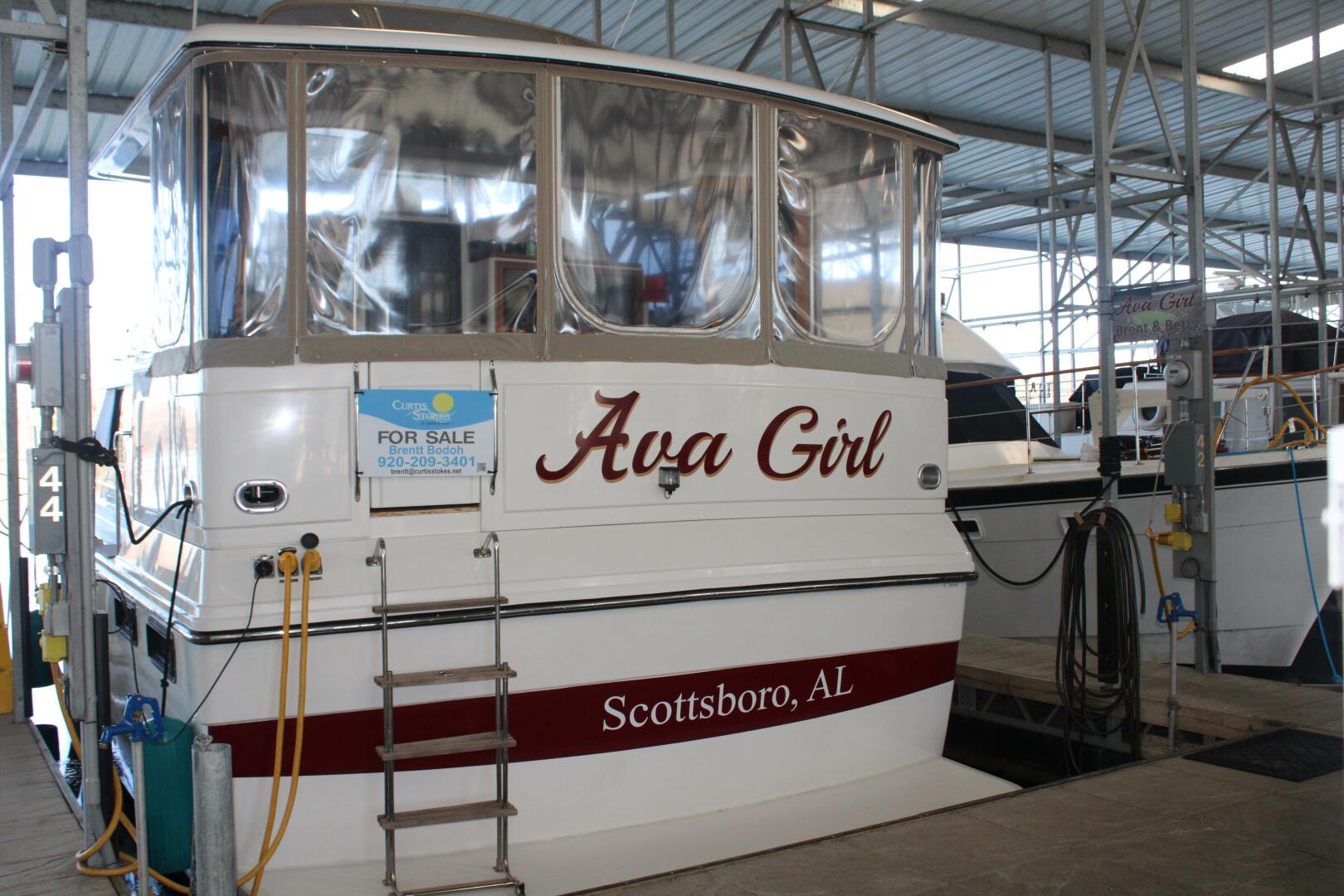 Slide: The Image of Carver 4207 - Aft Port View - 5074078