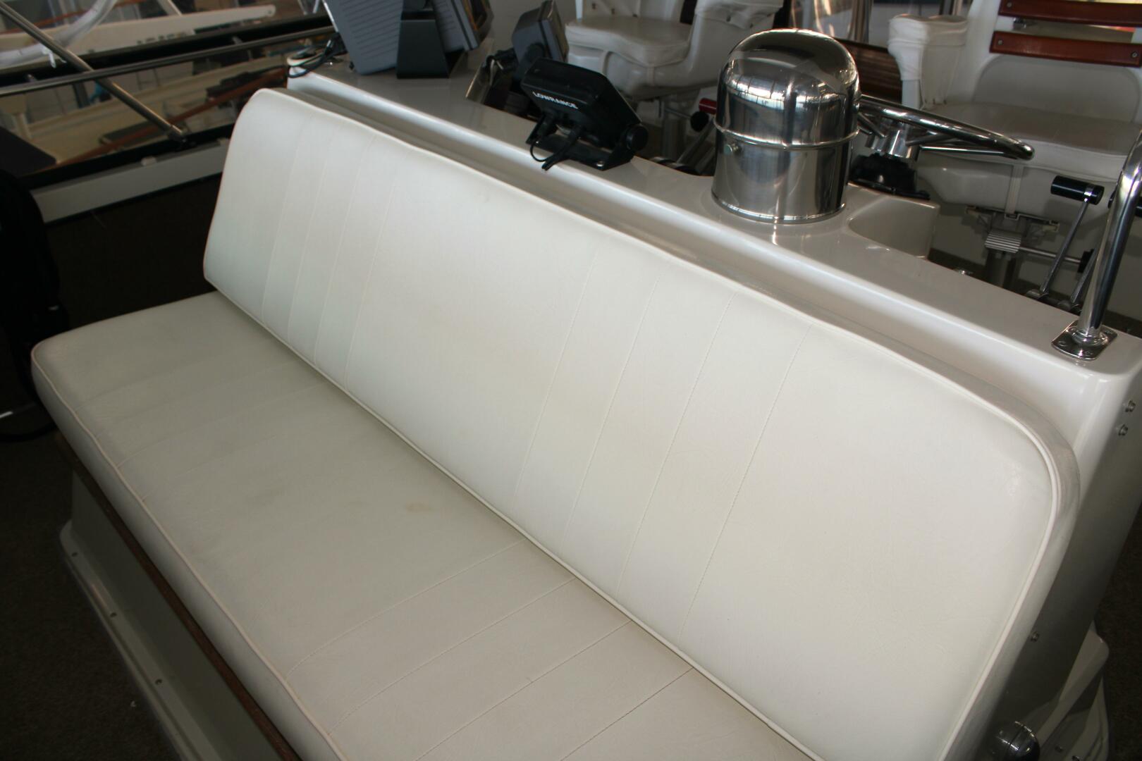 Slide: The Image of Carver 4207 - Bench seat forward of Helm - 5074085