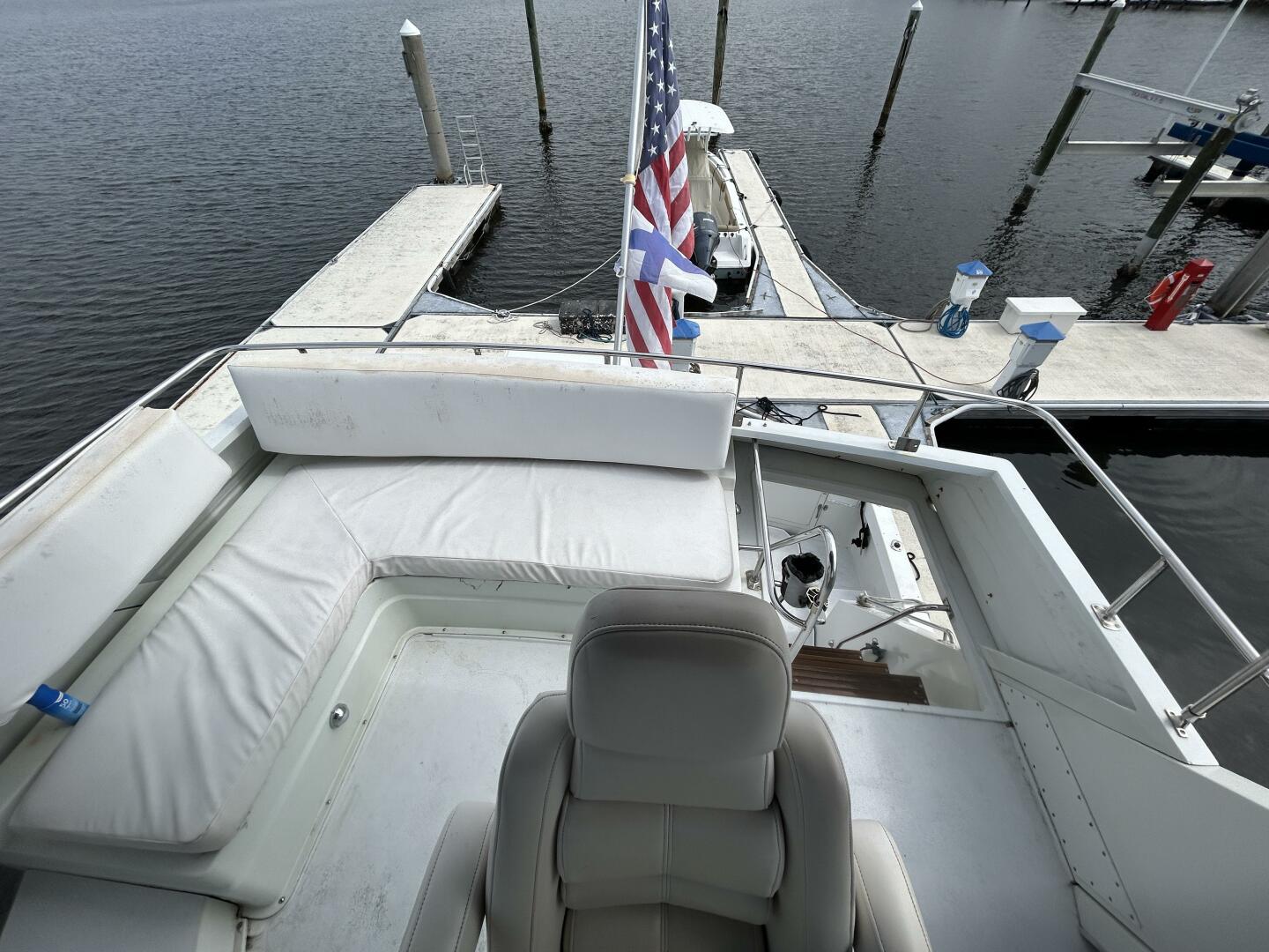 Slide: The Image of Flybridge L Shaped Seating - 5061097