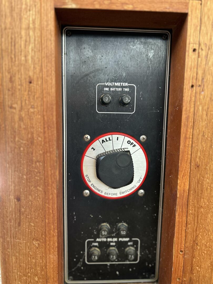 Slide: The Image of Main Battery Switch - 5061193