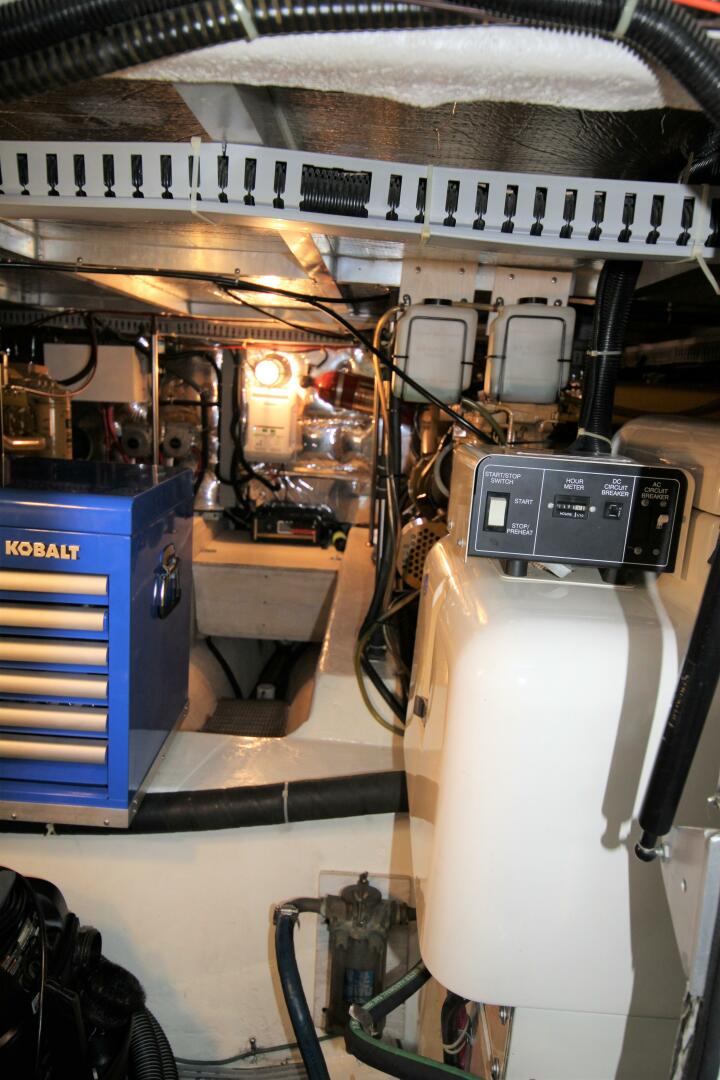 Slide: The Image of Carver 440 Aft Cabin Motoryacht 1994 - 5181720