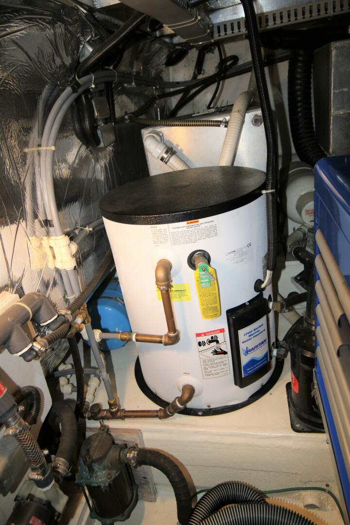 Slide: The Image of Carver 440 Aft Cabin Motoryacht 1994 - 5181729