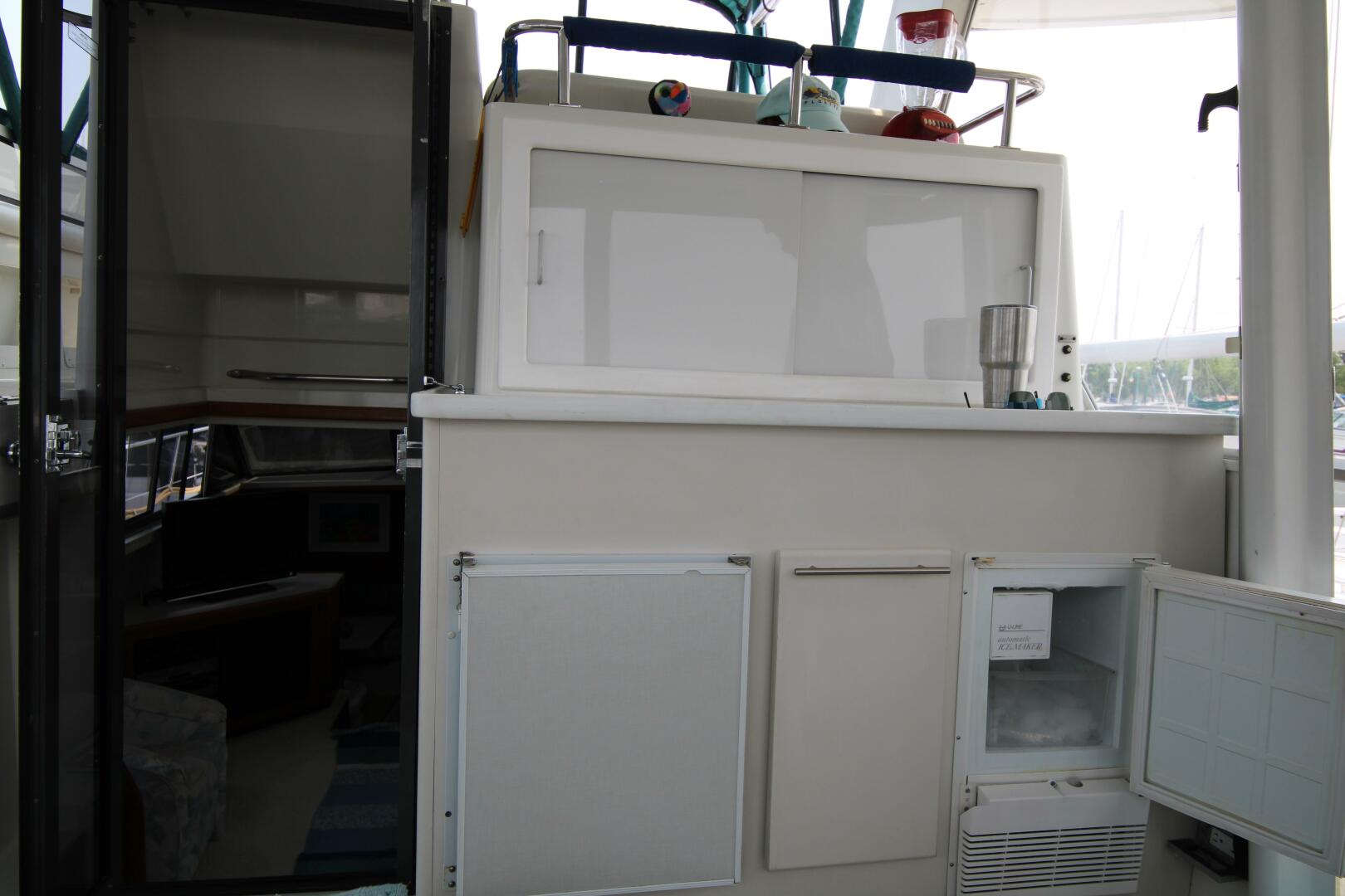 Slide: The Image of Carver 440 Aft Cabin Motoryacht 1994 - 5181750