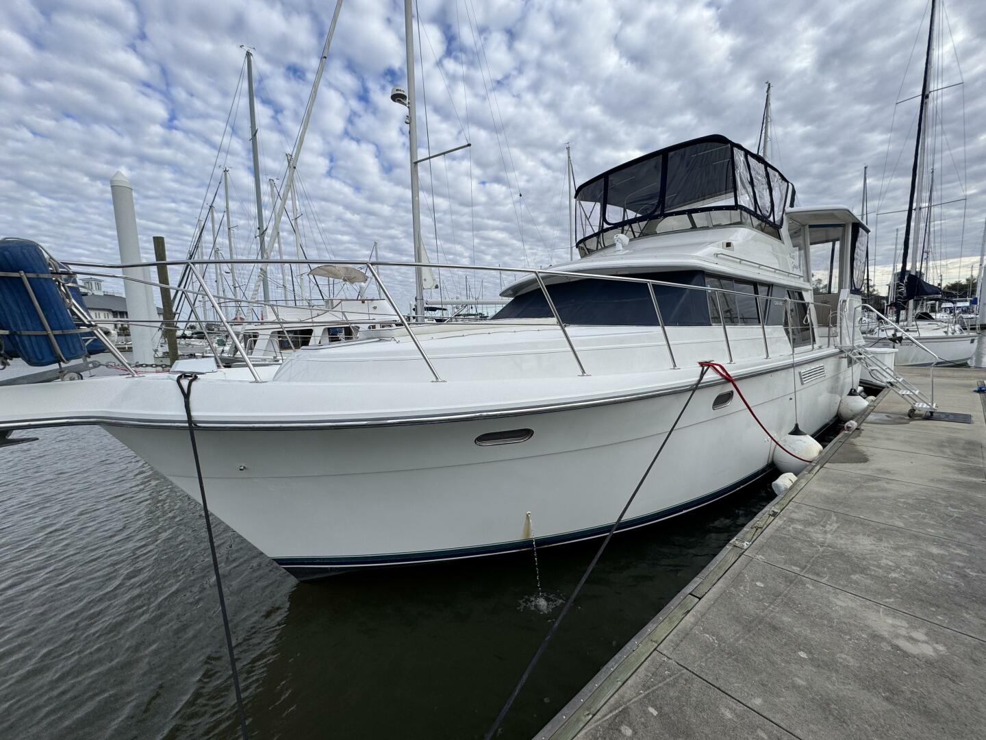 Slide: The Image of Carver 440 Aft cabin Motor yacht 1995 - 4966608