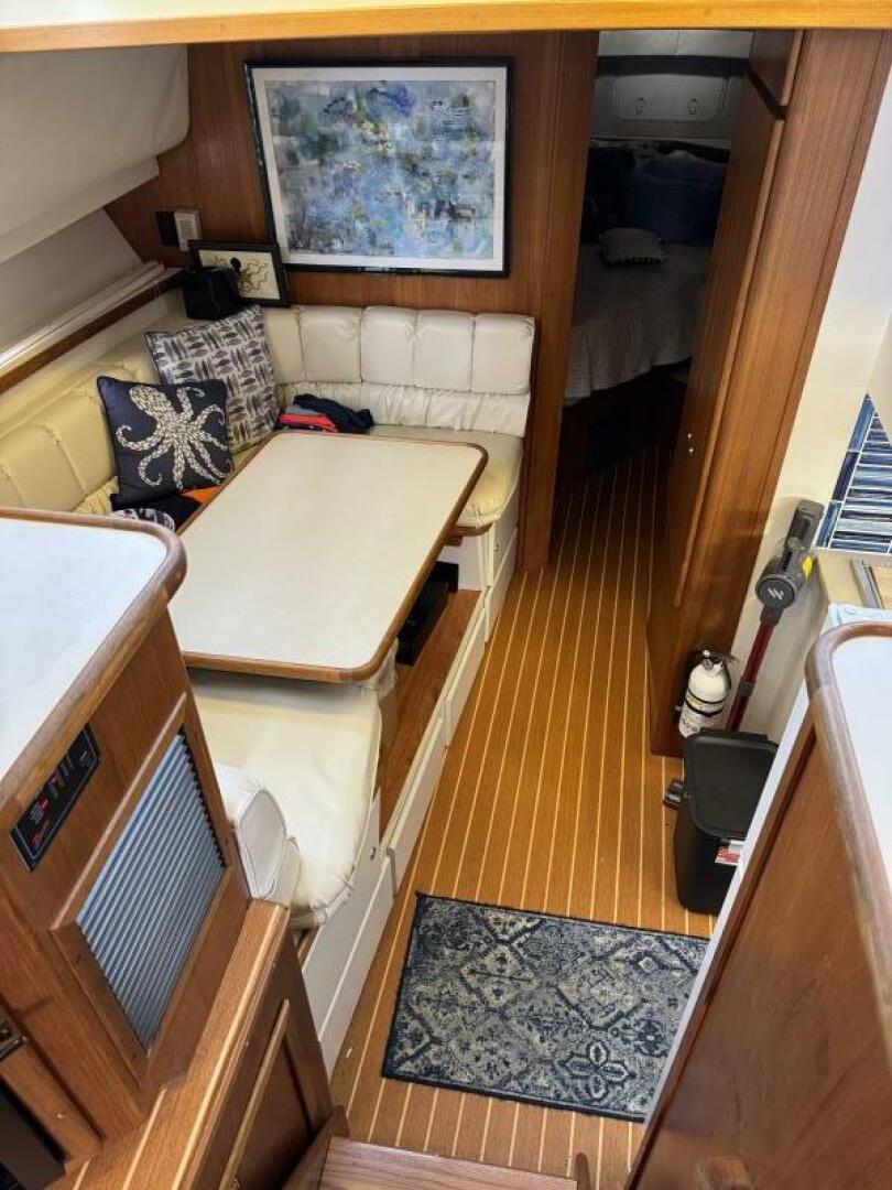 Slide: The Image of Carver 440 Aft cabin Motor yacht 1995 - 4966623