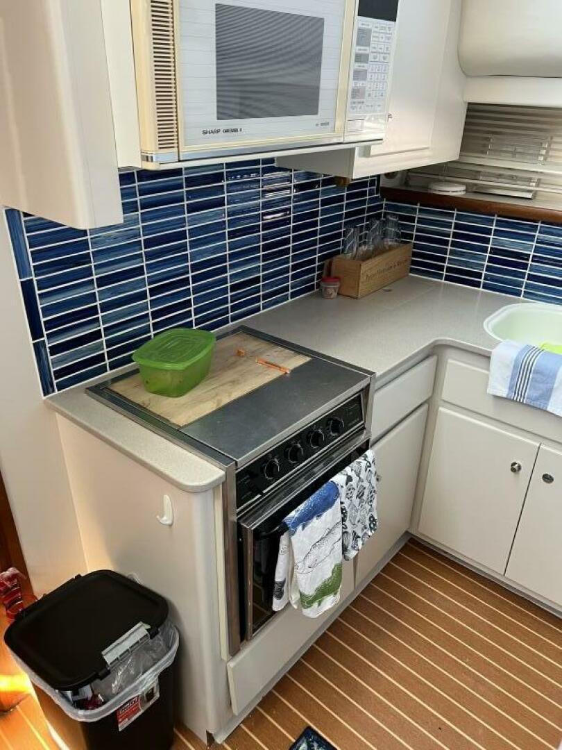 Slide: The Image of Carver 440 Aft cabin Motor yacht 1995 - 5318547