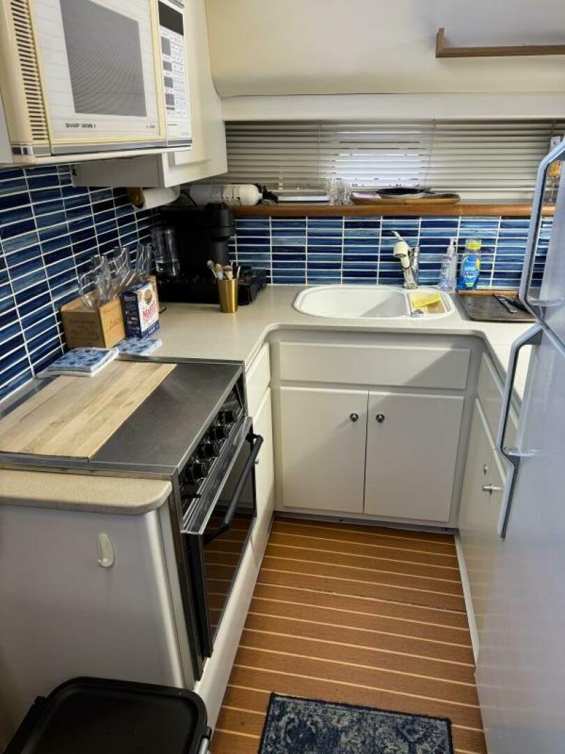 Slide: The Image of Carver 440 Aft cabin Motor yacht 1995 - 4966625