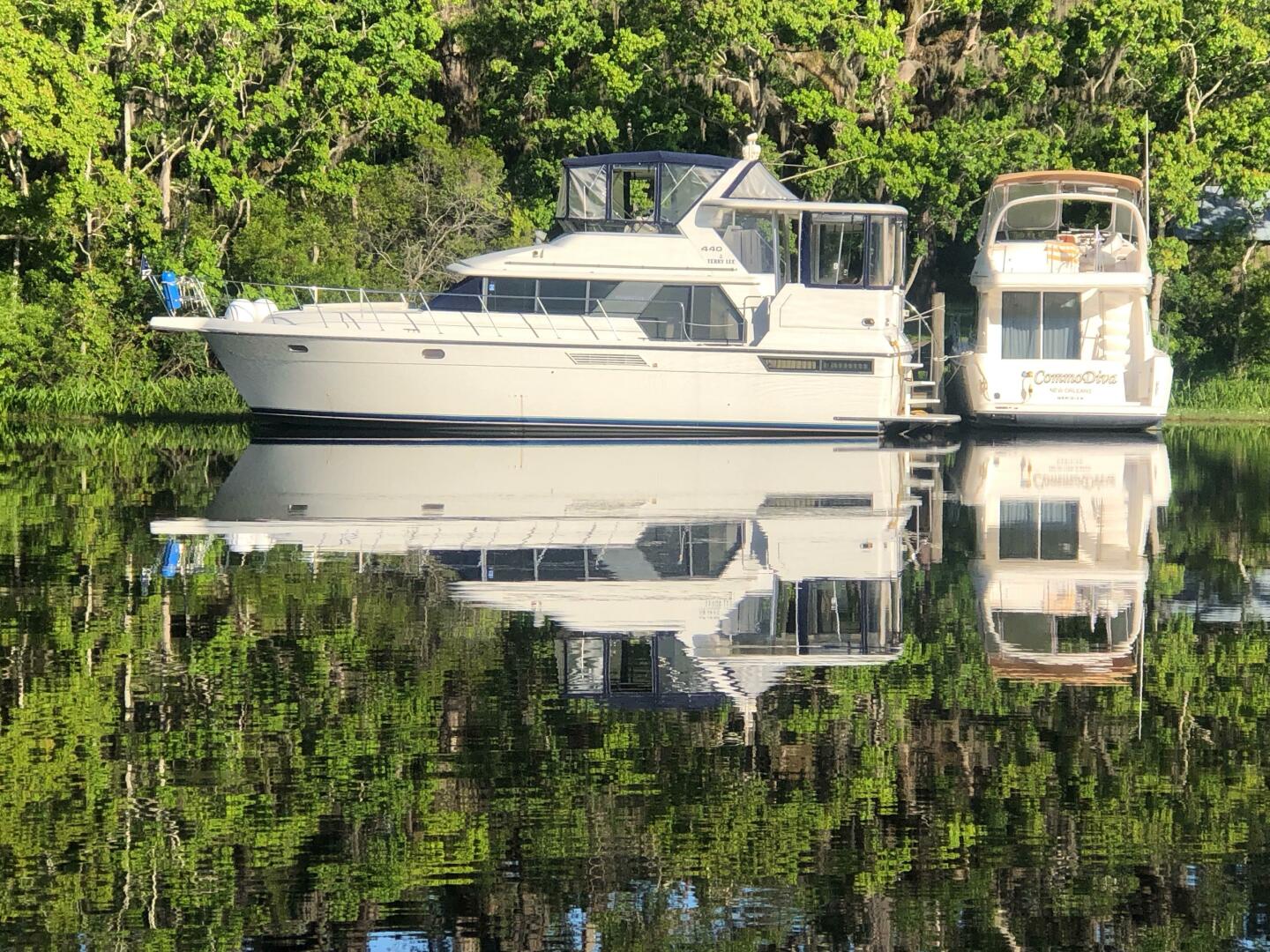 Slide: The Image of Carver 440 Aft cabin Motor yacht 1995 - 4966613