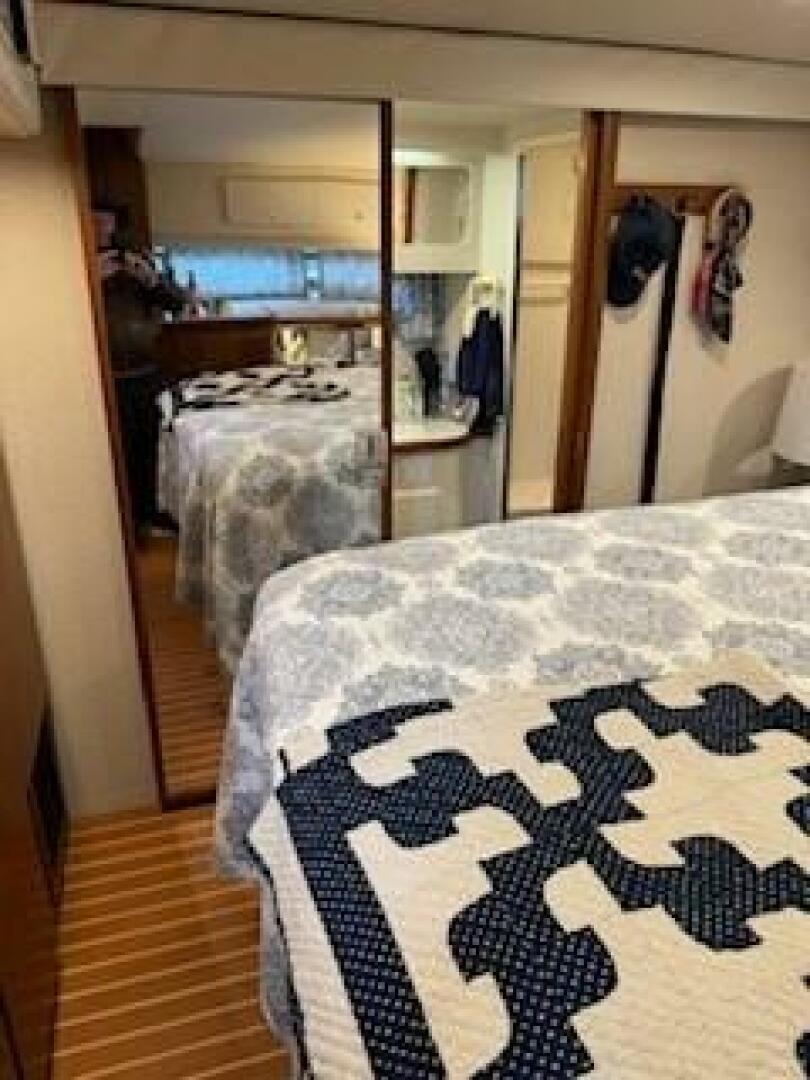 Slide: The Image of Carver 440 Aft cabin Motor yacht 1995 - 4966624