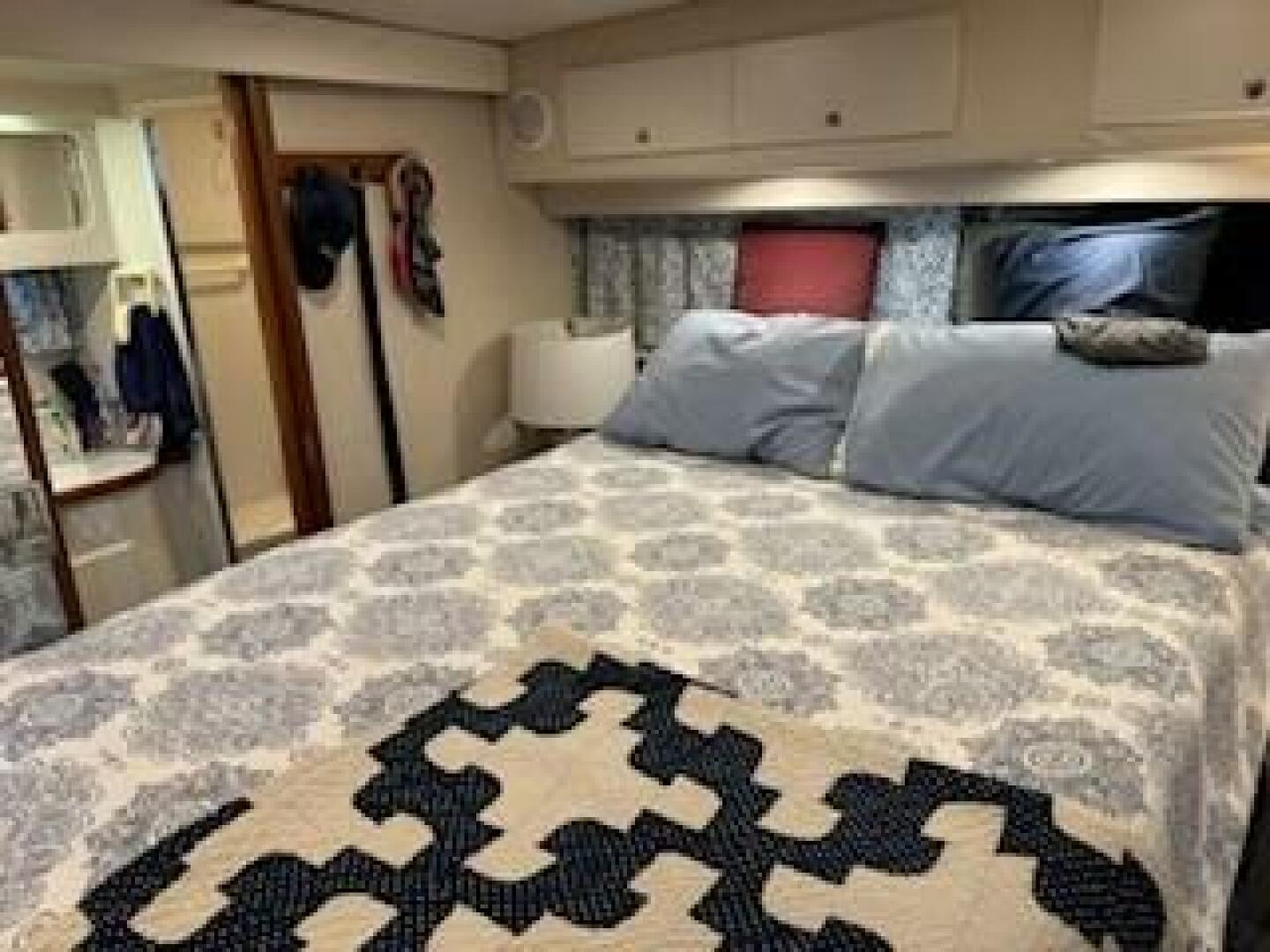 Slide: The Image of Carver 440 Aft cabin Motor yacht 1995 - 4966626
