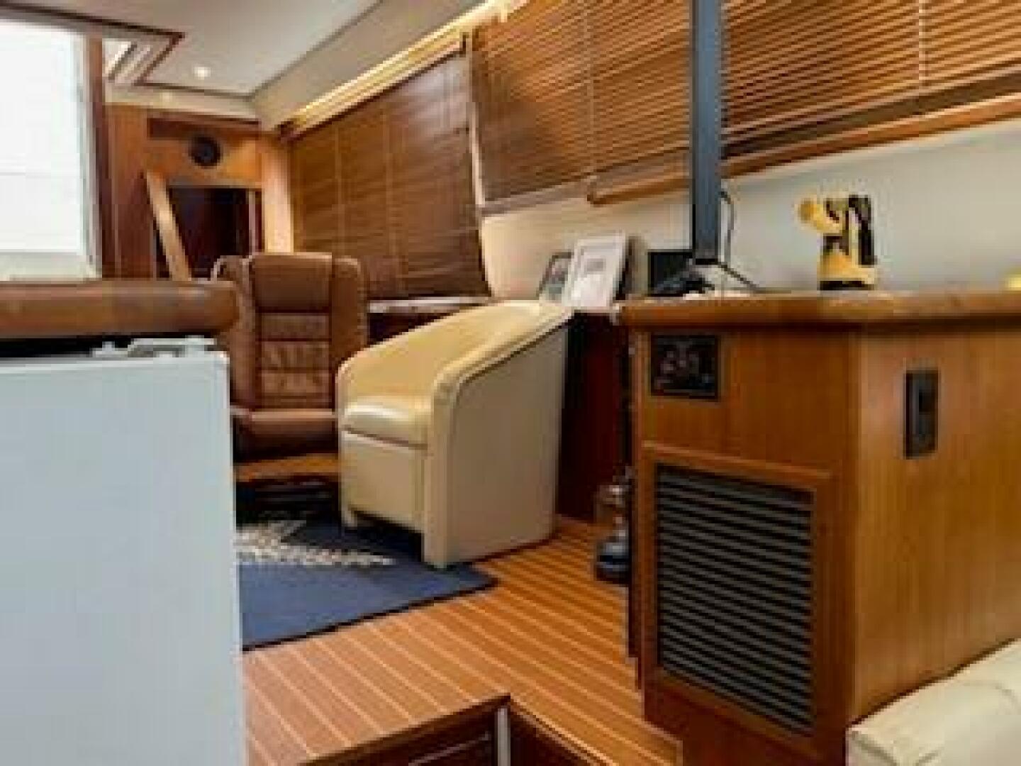 Slide: The Image of Carver 440 Aft cabin Motor yacht 1995 - 4966641