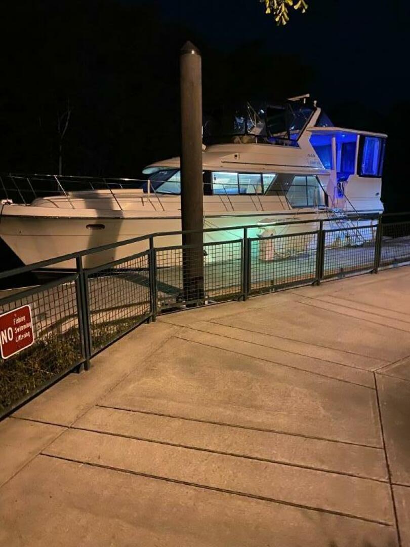 Slide: The Image of Carver 440 Aft cabin Motor yacht 1995 - 4966629