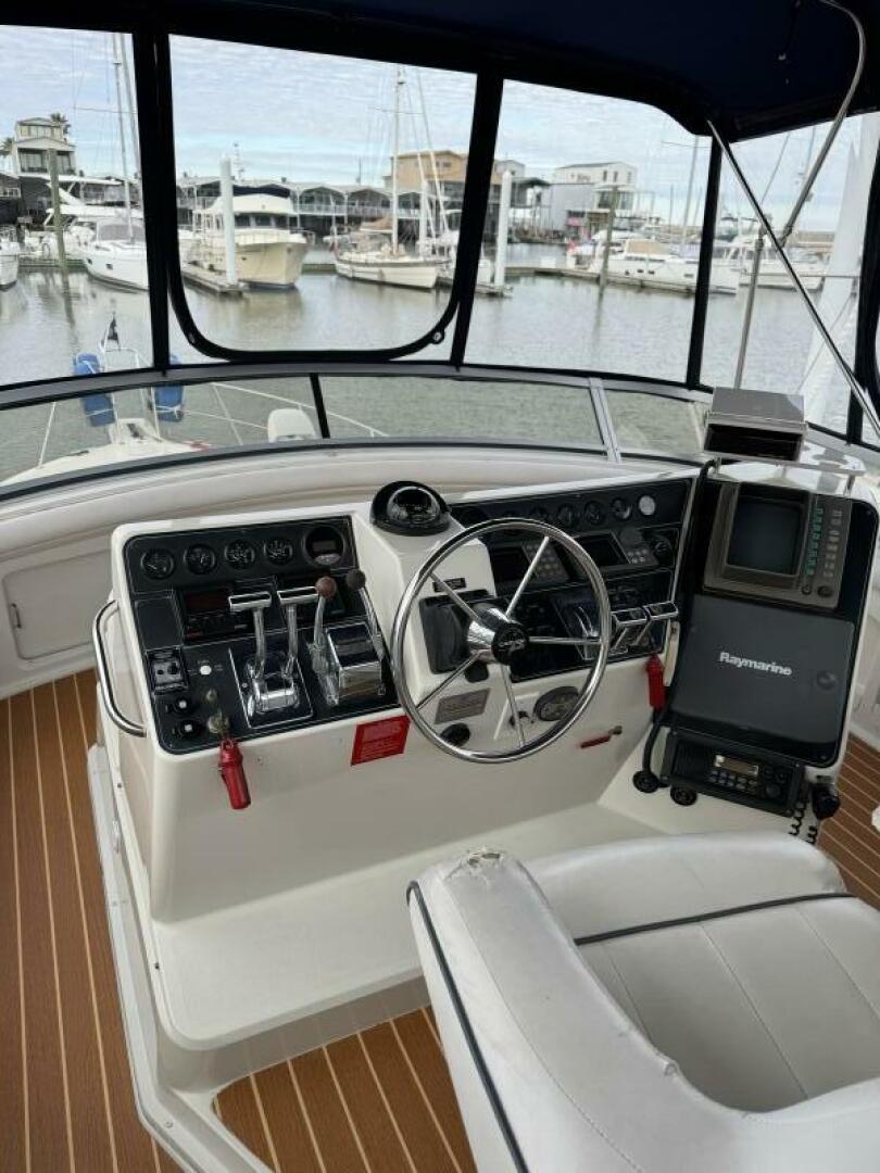 Slide: The Image of Carver 440 Aft cabin Motor yacht 1995 - 4966612
