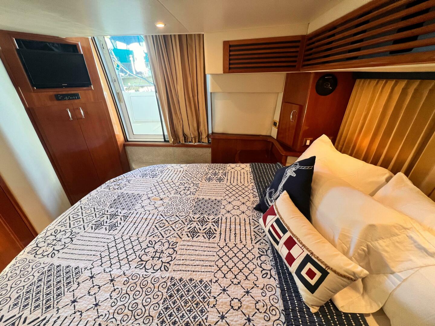 Slide: The Image of Carver 444 Cockpit Motor Yacht 2005 - 4978526