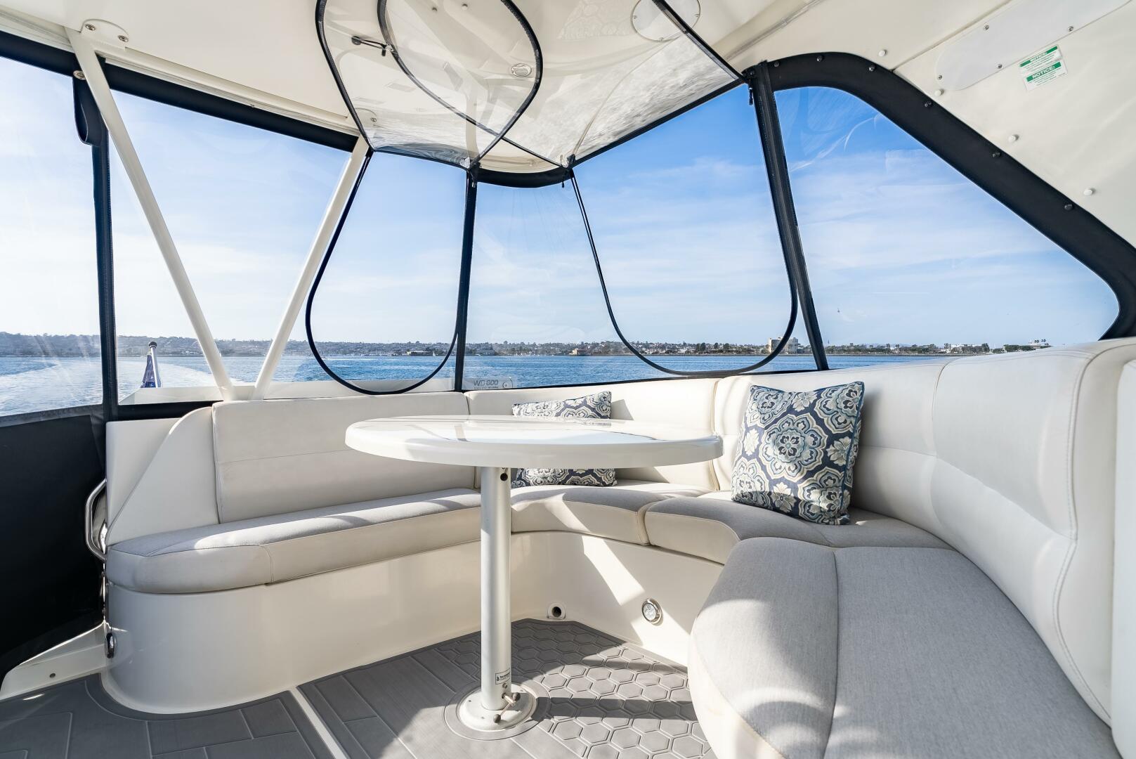 Slide: The Image of Carver 56 Flybridge table and lounge - 5065071