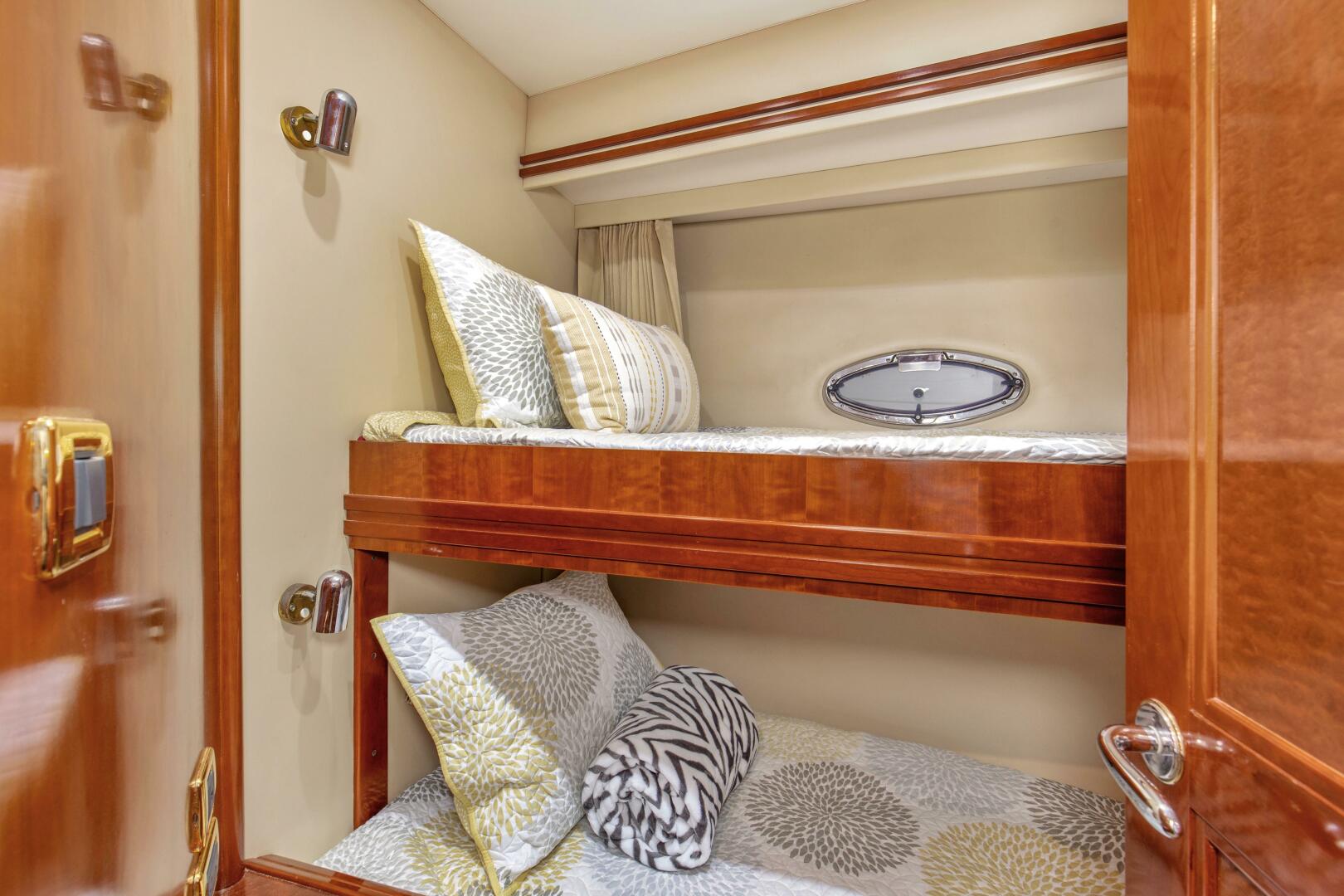 Slide: The Image of 2003 57' Carver 570 Voyager Beautiful Guest Stateroom 2 - 4317400